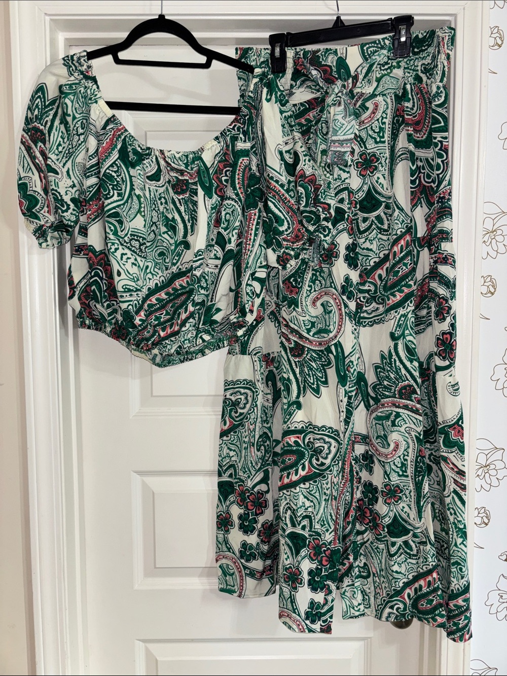Women’s Green Paisley Scoop Neck Top with Wide Leg Pants— Set